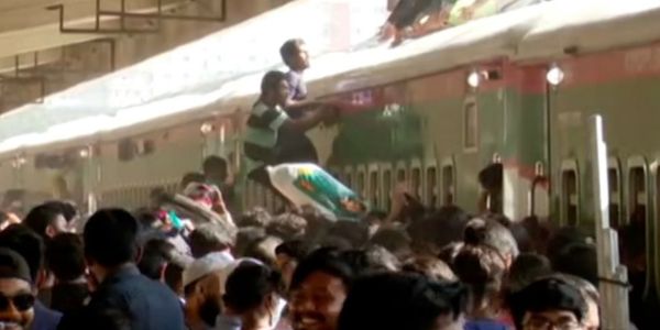 নির্ধারিত সময়েই ছাড়ছে ট্রেন, ছাদ থেকে নামিয়ে দেওয়া হচ্ছে যাত্রীদের